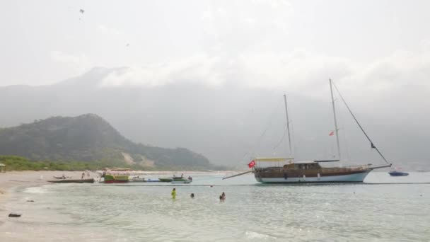 Küste Strand Boot Menschen Baden Holz Bäume Hügel Meer Küste — Stockvideo