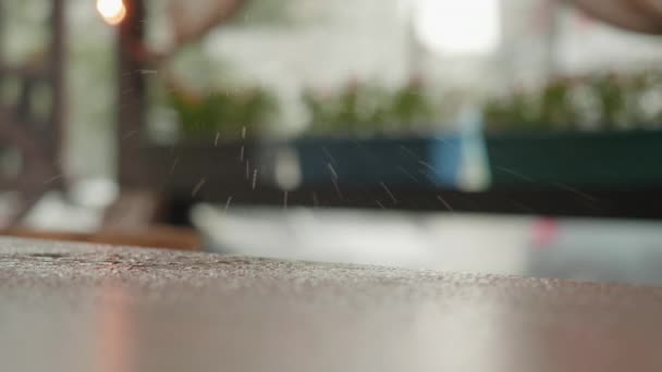 Regenachtige Dag Zomer Cafe Met Terras Regendruppels Vallen Houten Tafel — Stockvideo