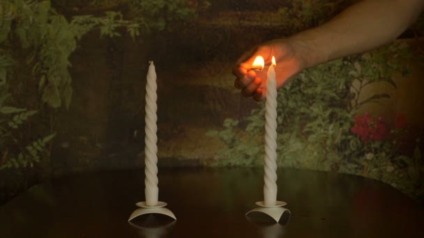白色的蜡烛点燃着火柴的退火 点燃着蜡烛的火焰 动作很慢 — 图库视频影像