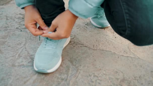 Close Άποψη Του Ατόμου Που Δένει Κορδόνια Μπλε Αθλητικά Παπούτσια — Αρχείο Βίντεο
