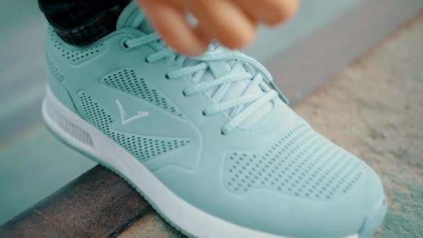 Kvinnliga Fingrar Binda Skosnören Sport Sneakers Innan Morgonen Kör Utomhus — Stockvideo