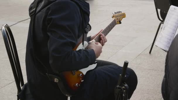 Gitarzysta Grający Muzykę Rockową Świeżym Powietrzu Muzyk Grający Muzykę Gitarze — Wideo stockowe