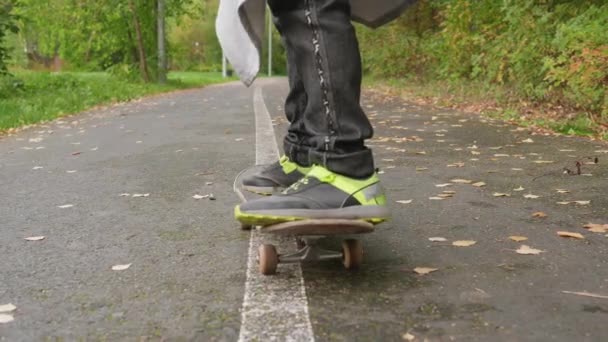 Pessoa Pernas Pés Skate Cidade Estrada Closeup Adolescente Stand Deck — Vídeo de Stock