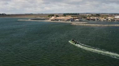 İstiridye teknesindeki balıkçılar Fransa 'nın en büyük kabuklu deniz hayvanı limanına varıyorlar. Yaslı beyaz etang de thau occitanie edoc roussillon herault hot.
