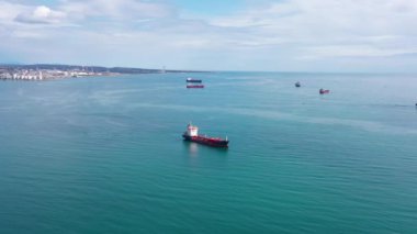 Akdeniz kıyılarındaki bir petrol tankeri filosuna doğru uçuyor güneşli bir hava günü Fransa