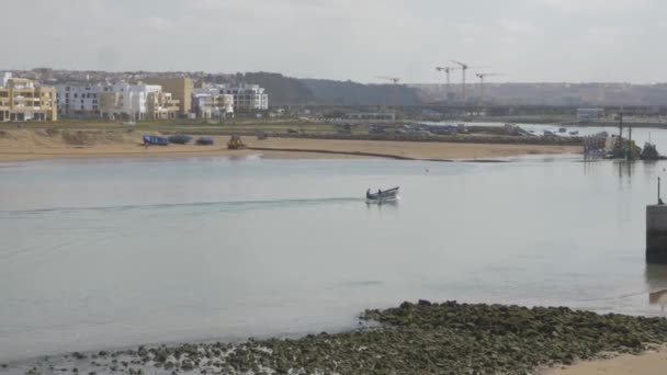 Ein Boot Auf Einem Fluss Rabat Marokko — Stockvideo