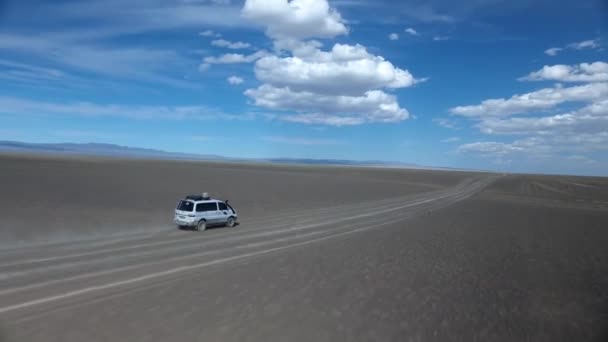 Moğolistan Çölündeki Bir Minibüsü Takip Eden Hava Aracı Görüntüsü — Stok video