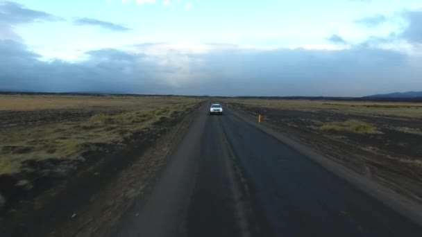 Drone Aéreo Tiro Carro Condução Offroad Islândia Nublado Final Dia — Vídeo de Stock