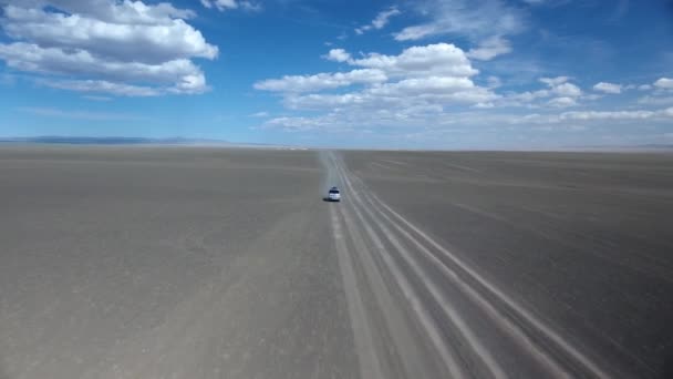 Drone Aéreo Tiro Uma Van Equitação Deserto Zoom — Vídeo de Stock