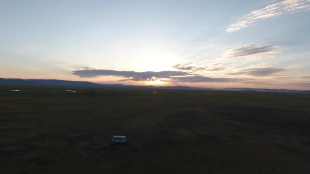 Mooie Antenne Drone Shot Van Een Bewegende Russische Bestelwagen Mongoolse — Stockvideo