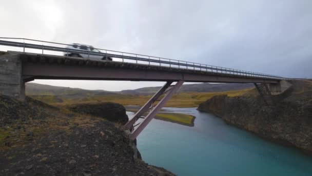 Car Crossing Pink Bridge Iceland Cloudy Day — Stock Video
