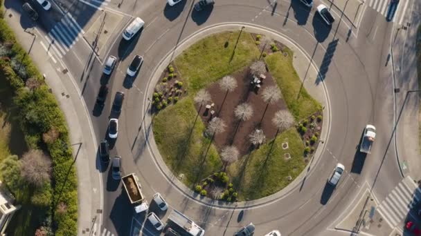 Drukke Rotonde Met Bomen Verkeer Auto Vrachtwagens Luchtfoto Drone View — Stockvideo