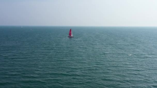 Catamarano Barca Vela Crociera Sul Mar Mediterraneo Tramonto Aerea Grande — Video Stock