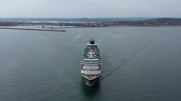 Kryssningsfartyg Antenn Drönare Skott Med Sete Stad Bakgrunden Medelhavet Havet — Stockvideo