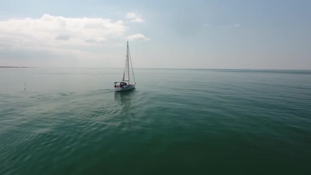 Drönare Skott Flyger Mot Segelbåt Över Medelhavet Vacker Solig Eftermiddag — Stockvideo