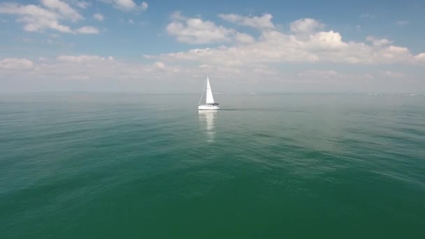 Dron Strzał Lecący Kierunku Żaglówki Nad Morzem Śródziemnym Piękne Słoneczne — Wideo stockowe