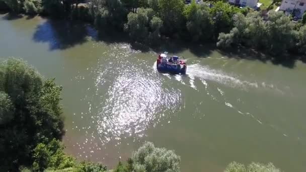 Güneşli Bir Günde Fransa Bir Nehirde Çekilen Römorkörü Takip Eden — Stok video