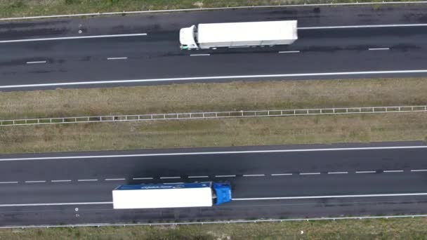 Drone Vertical Correção Tiro Acima Uma Estrada Movimentada Carros Caminhões — Vídeo de Stock