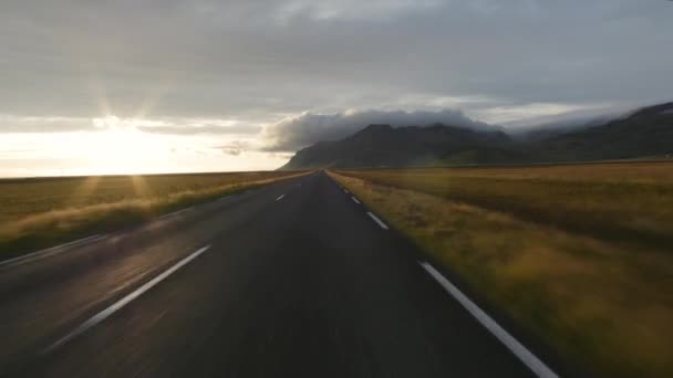 Rychlá Jízda Silnici Pohled Předního Vozu Iceland Během Západu Slunce — Stock video