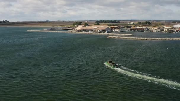 Pêcheurs Dans Bateau Huîtres Arrivant Dans Grand Port Coquillier France — Video