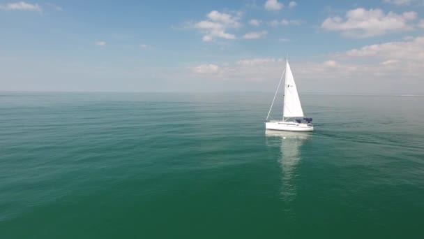 Fissare Drone Colpo Con Barca Vela Che Passa Nel Mar — Video Stock