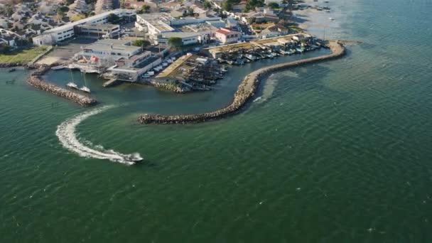 Barco Pesca Saindo Porto Barrou Ste Etang Thau Drone Aéreo — Vídeo de Stock