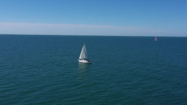 Fliegen Rund Ein Segelboot Mittelmeer Sonniger Tag Blauer Himmel Frankreich — Stockvideo