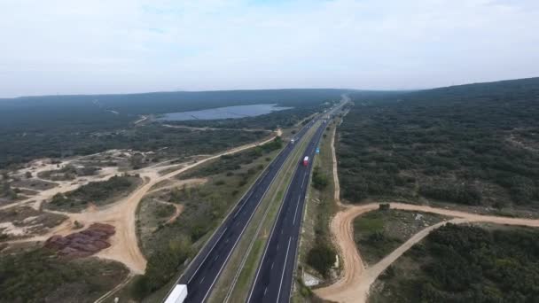 Flug Einen Solarpark Und Über Eine Autobahn Frankreich — Stockvideo