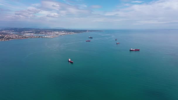 beaucoup de pétroliers attendent la mer Méditerranée fos sur mer france vue aérienne globale journée ensoleillée  