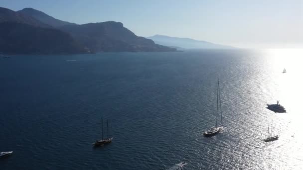 フランスの海岸線の南にある豪華なボート素敵な聖人ジャンキャップフェラット空中ショット山背景に青い空と海 — ストック動画