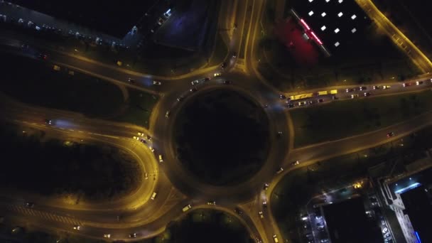 Natt Overhead Över Rondell Med Trafikfordon Antenn Drönare Skott — Stockvideo