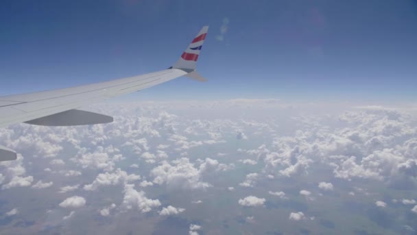 Flugzeug Über Wolken Flügelblick Aus Dem Fenster Cumulonimbus — Stockvideo