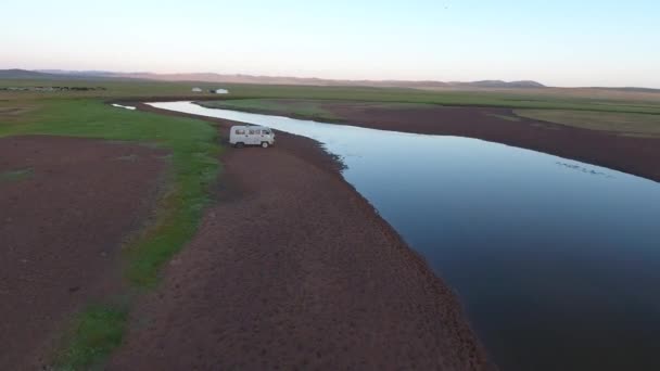 俄罗斯面包车穿越河流无人驾驶飞机在蒙古拍摄日出时间 — 图库视频影像