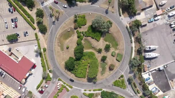 Rondo Drzewami Kilkoma Samochodami Zdjęcia Lotnicze Leucate Occitanie Słoneczny Dzień — Wideo stockowe