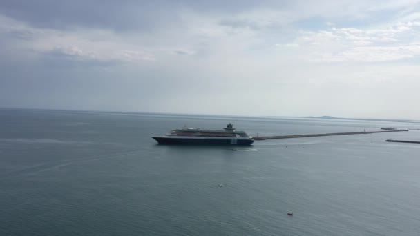 Vista Aérea Lateral Navio Cruzeiro Mar Mediterrâneo Dia Nublado Sete — Vídeo de Stock