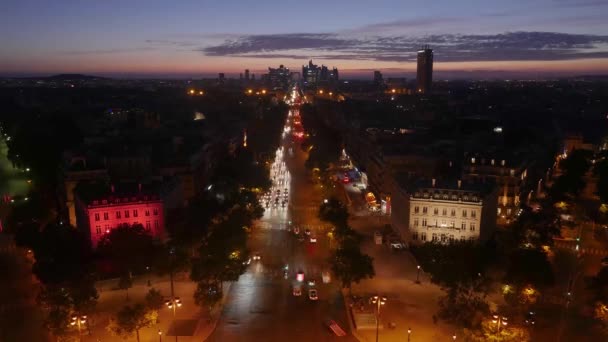 パリの夜の間にタイムラプス凱旋門フランスからの防衛ビュー — ストック動画
