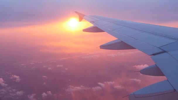 翼航空機の位置を見る飛行機の窓からの太陽の眺めパリ早朝 — ストック動画