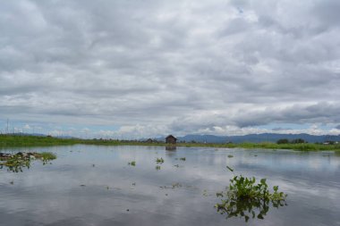 Gölde küçük ve ıssız bir ev.
