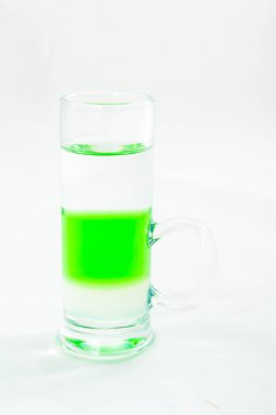 Shot kokteyl izole üzerinde beyaz arka plan dilimlenmiş