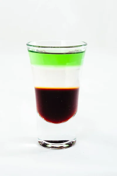 Cocktail tiro fatiado isolado no fundo branco — Fotografia de Stock