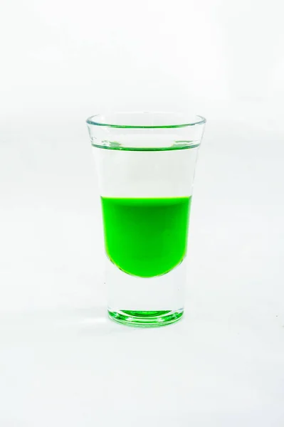 Nakrájené shot koktejl izolované na bílém pozadí — Stock fotografie