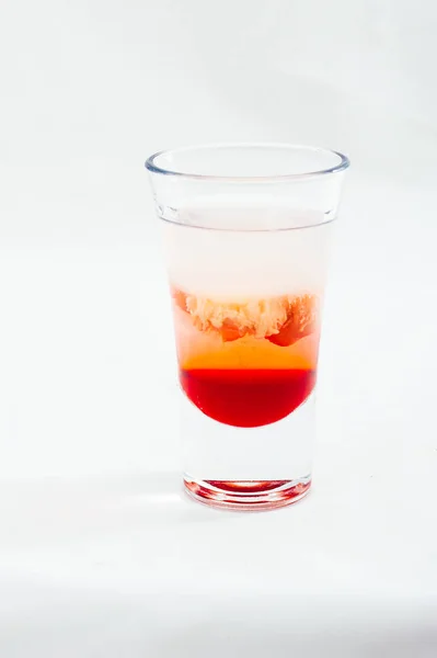 Cocktail tiro fatiado isolado no fundo branco — Fotografia de Stock