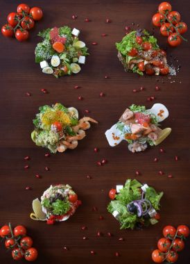Gurme restoran gıda - lezzetli füme et, Balık ve sebze salata. Lüks meze Restoran yiyecek