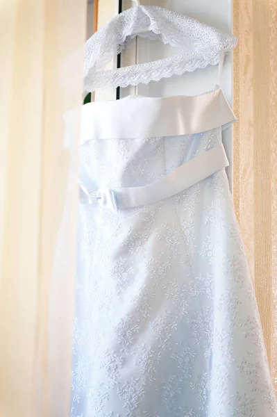 白色婚纱礼服在房间 婚礼日概念 — 图库照片
