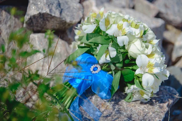 Hermoso Ramo Boda Novia Con Cinta Azul Piedra —  Fotos de Stock