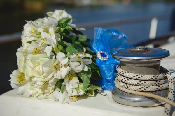 Beautiful Wedding Bouquet Bride Blue Ribbon Boat Edge — Stock Photo, Image