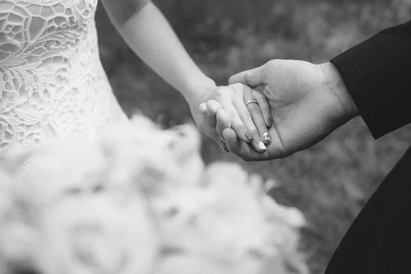 Casal Mãos Dadas Conceito Dia Casamento Cerimônia — Fotografia de Stock