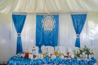 Lüks, zarif düğün resepsiyon masası düzenlemesi, çiçek süsü.