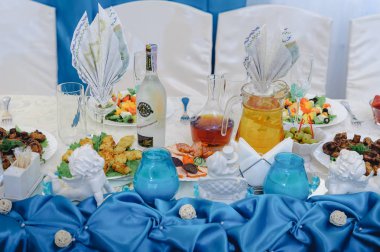 Lüks, zarif düğün resepsiyon masası düzenlemesi, çiçek süsü.