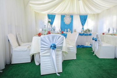 Lüks, zarif düğün resepsiyon masası düzenlemesi, çiçek süsü.